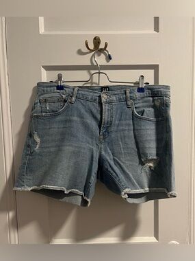 Gap Women’s Size 30 5” Distressed Denim Shorts